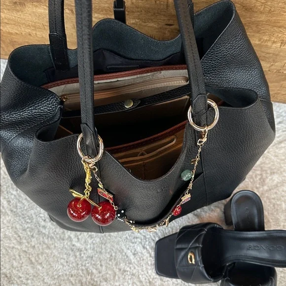 Banana Republic Large East West Basic Leather Tote | Carryall - Picture 10 of 16